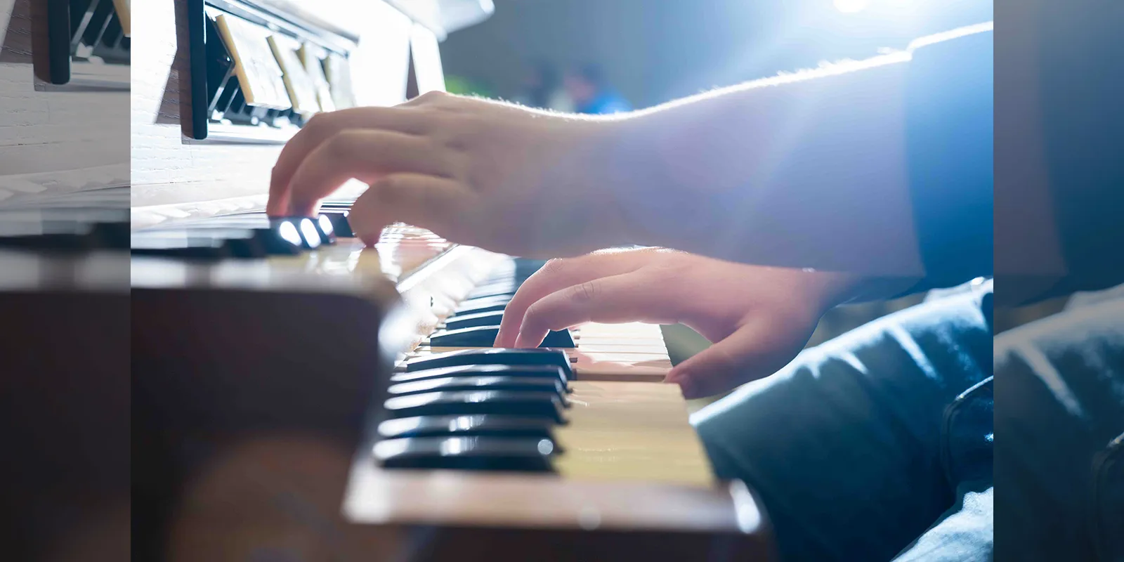 Lee students plays organ keys